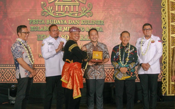 Ketua Panitia Kolonel Yogie Azhar A. Koto, S.E., M.Han (kiri) saat berikan cindera mata kepada Walikota Surakarta Respati Achmad Ardianto (foto/wid)