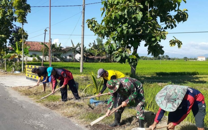 Babinsa Kodim Ponorogo Kerja Bakti Bersihkan Lingkungan Bersama Warga
