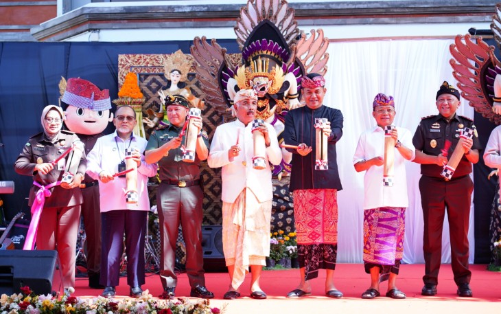 Pangdam IX/Udayana Mayjen TNI Piek Budyakto, S.H., M.H. menghadiri kegiatan Penandatanganan Komitmen Bersama Bale Kertha Adhyaksa Provinsi Bali yang digelar oleh Kejaksaan Tinggi Bali, pada Senin (30/6/2025) di Kantor Kejati Bali, Denpasar