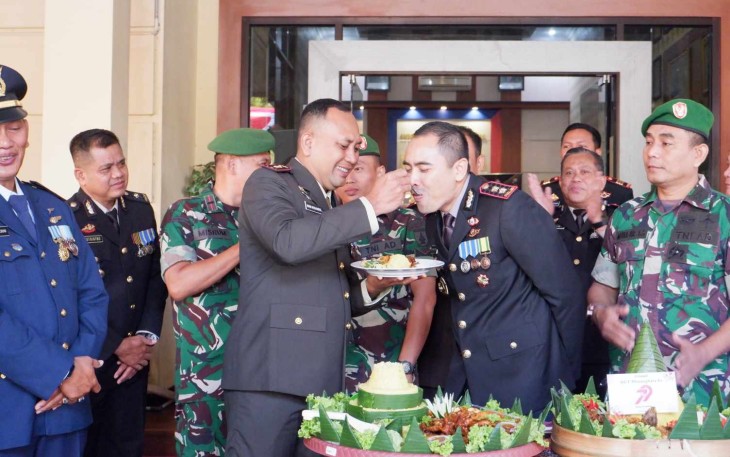 Dandim 0801/Pacitan Letkol Arh Imam Musahirul suapi Kapolres Pacitan