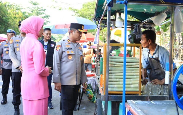 Kapolres Indragiri Hilir (Inhil) AKBP Farouk Oktora, S.H., S.I.K. lewat gelaran Bazar UMKM “79 Jajanan Gratis”
