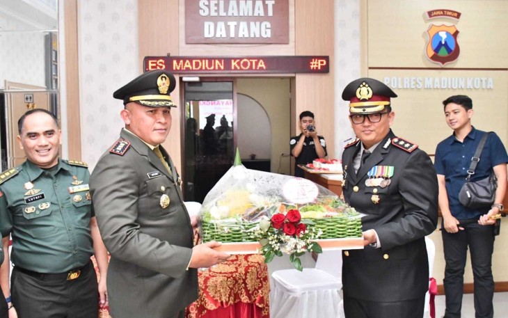 Danrem 081/DSJ Kolonel Arm Untoro Hariyanto memberikan tumpeng HUT Bhayangkara Ke-79 