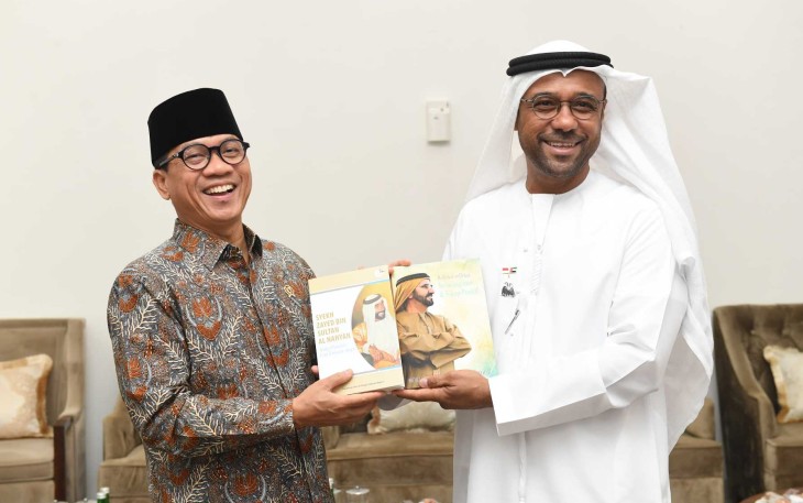 Mendes Yandri menerima cenderamata dari Dubes Uni Emirat Arab di Jakarta, Selasa (1/7)