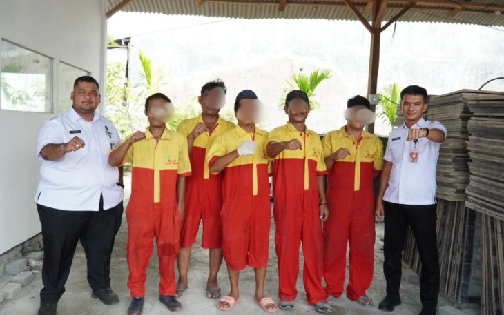 Warga Binaan Rutan Kelas I Medan Usai Dilatih Pembuatan Paving Blok 