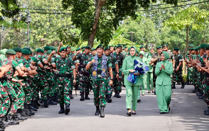 Panglima Kostrad Letjen TNI Mohammad Fadjar, MPICT, didampingi Ketua Persit Kartika Chandra Kirana PG Kostrad Ny. Ira M. Fadjar beserta rombongan, melaksanakan kunjungan kerja ke Yonarmed 12 Kostrad