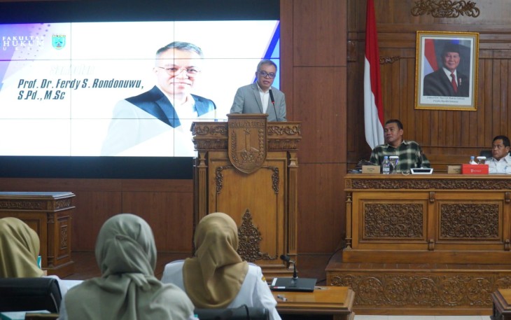 Sambutan  Wakil Rektor Bidang Pengajaran, Akademik, dan Kemahasiswaan Profesor Ferdy S. Rondonuwu dalam acara pembukaan Law Festival for Public Service, Selasa (09/07/2025) di Gedung DPRD Kota Salatiga.