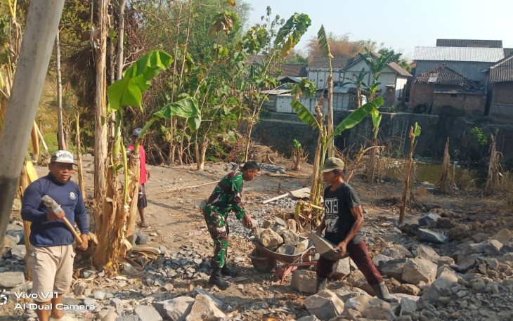 Babinsa Desa Sewulan Bersama Warga Laksanakan Karya Bakti Pembuatan Tanggul Penahan Tanah