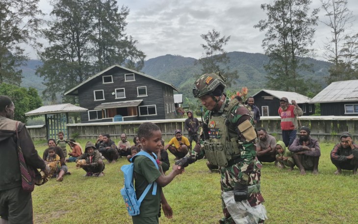 Satgas TNI Berbagi di Ujung Negeri