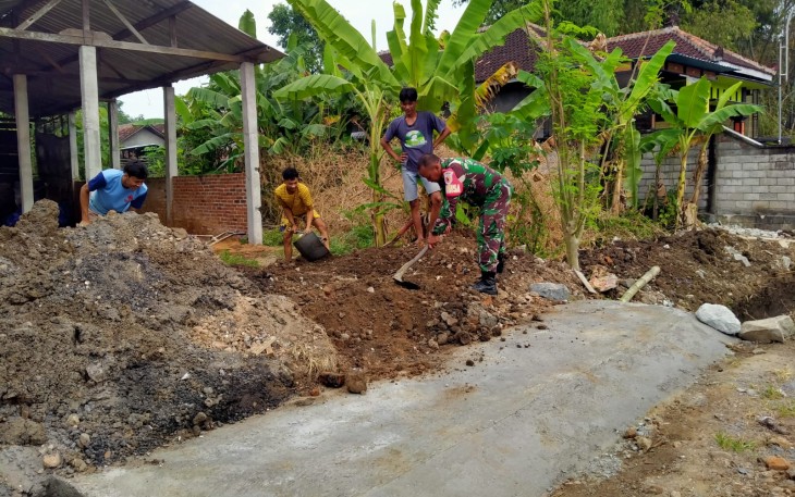 Babinsa Kodim Ponorogo Gotong Royong Perbaiki Gorong Gorong Bersama Warga