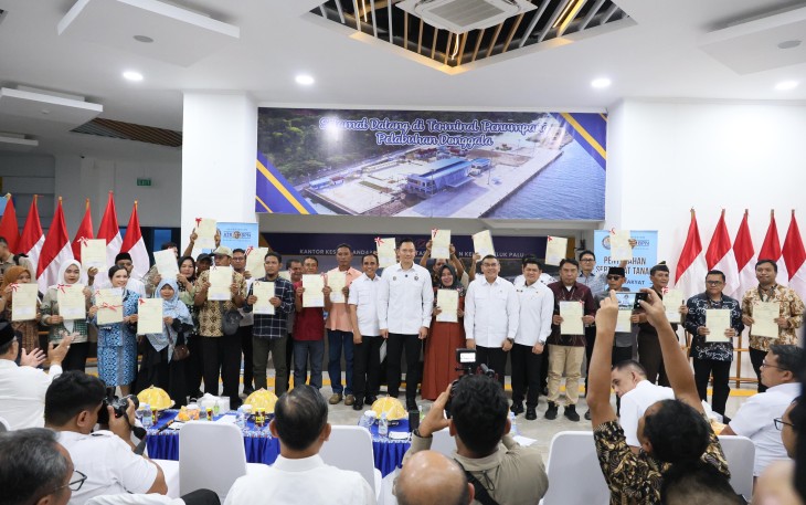 Menteri Koordinator Bidang Infrastruktur dan Pembangunan Kewilayahan (Menko IPK), Agus Harimurti Yudhoyono (AHY), bersama Wakil Menteri Agraria dan Tata Ruang/Wakil Kepala Badan Pertanahan Nasional (Wamen ATR/Waka BPN), Ossy Dermawan, menyerahkan 160 sertipikat tanah kepada pemerintah daerah (Pemda) dan masyarakat Sulawesi Tengah (Sulteng), Rabu (09/07/2025)