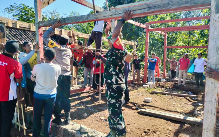 Babinsa Jogorogo Gotong Royong Bangun Rumah Warga