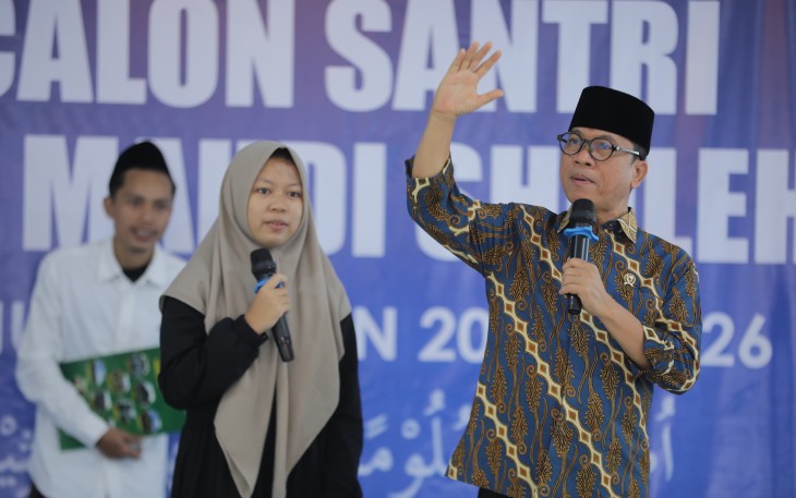 Menteri Desa dan Pembangunan Daerah Tertinggal (Mendes PDT) Yandri Susanto menghadiri penyambutan Santri Pondok Pesantren Bai Mahdi Sholeh Ma"mun tahun ajaran 2025-2026, Sabtu (13/7/2025)