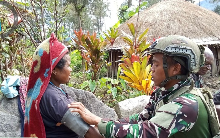 Satgas Yonif 700/Wira Yudha Cakti melalui Pos Kout Sinak, dipimpin oleh Sertu Awal, menyusuri jalan-jalan tanah menuju rumah-rumah warga, mengulurkan tangan dalam senyap namun penuh makna