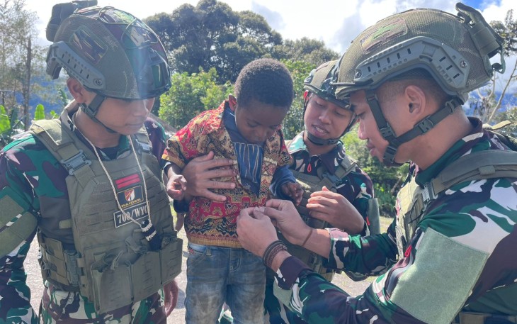 Satgas TNI Pos Kout Sinak Berbagi Pakaian untuk Warga