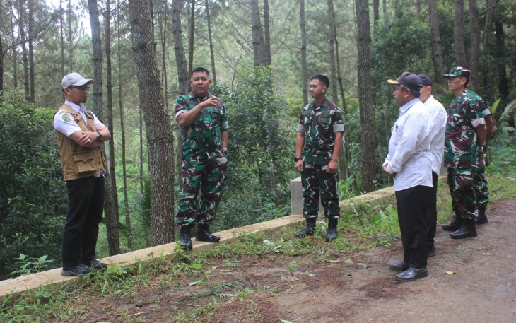 Kodim 0806/Trenggalek menerima kunjungan kerja dari Tim Pengawas dan Evaluasi (Wasev) TNI Manunggal Membangun Desa (TMMD) ke-120 Tahun Anggaran 2024, yang dipimpin langsung oleh Brigjen TNI Judi Paragina Firdaus, M.Sc., Perwira Tinggi Staf Khusus Kepala Staf Angkatan Darat (Kasad), Rabu (16/7/2025)