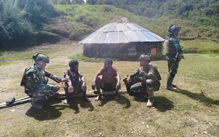 Satgas TNI Tembus Honai Warga Kp Wombru