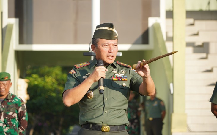 Pangdam IX/Udayana Mayjen TNI Piek Budyakto memimpin langsung Upacara Bendera 17-an di Lapangan I Gusti Ngurah Rai, Asrama Praja Raksaka, Denpasar, pada Kamis (17/7/2025)