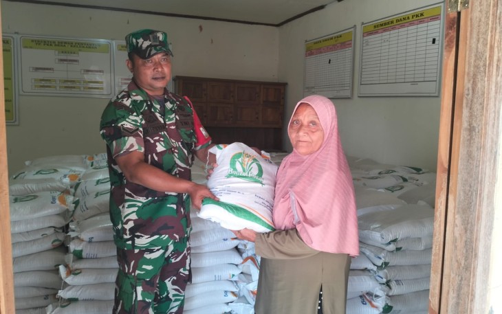Babinsa Koramil 0803/03 Balerejo Laksanakan Pemantauan Pendistribusian Bantuan Pangan