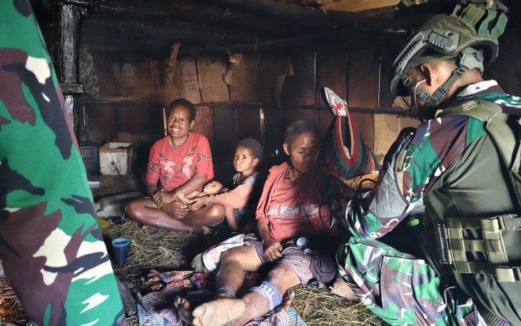 Satgas TNI Beri Layanan Kesehatan Door to Door di Pegunungan Puncak