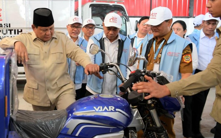 Menkop Budi Arie Setiadi mendampingi presiden Prabowo Subianto meresmikan Kopdes/Kel Merah Putih di Klaten, Jateng, Senin (21/7)