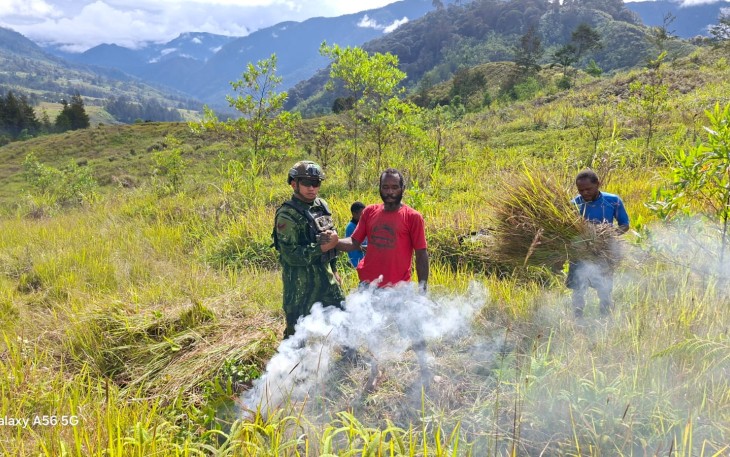 Satgas TNI Sapa Warga di Tengah Ladang Wujud Kepedulian Lewat Anjangsana Humanis di Kampung Wako