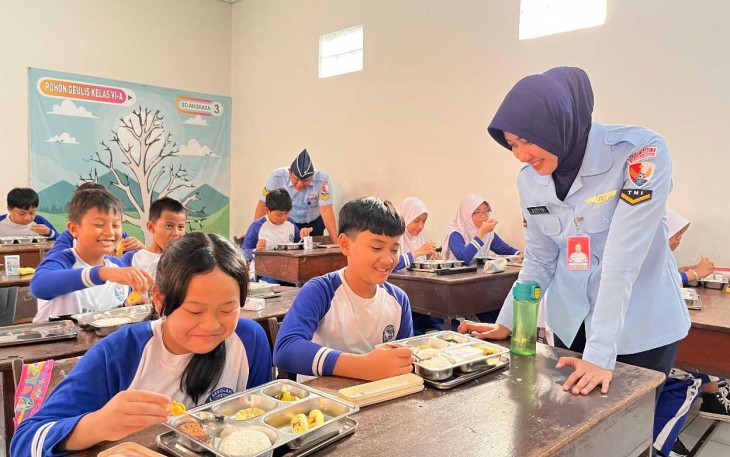 Paket makanan bergizi gratis Lanud Husein Sastranegara Bandung 