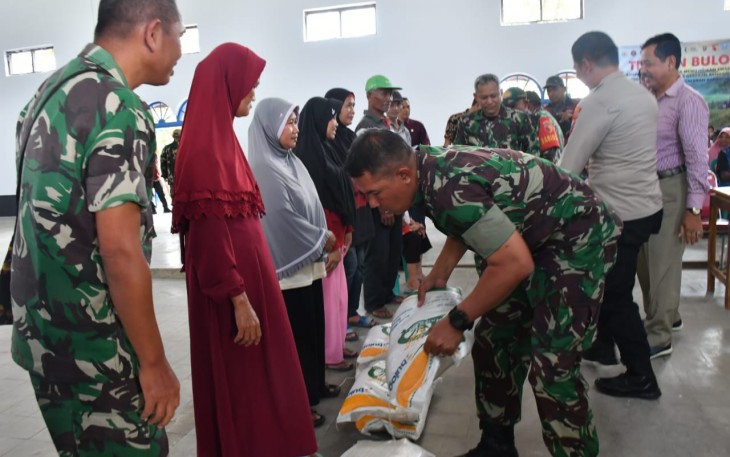Dandim Ponorogo Bersama Perum Bulog Salurkan Bantuan Pangan Beras serta SPHP