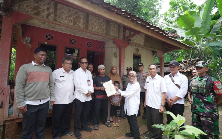 Kementerian Transmigrasi serahkan Sertipikat Hak Milik (SHM) kepada transmigran lokal di Cikopeng, Desa Curugluhur, Kecamatan Sagaranten, Kabupaten Sukabumi, Rabu (23/7)