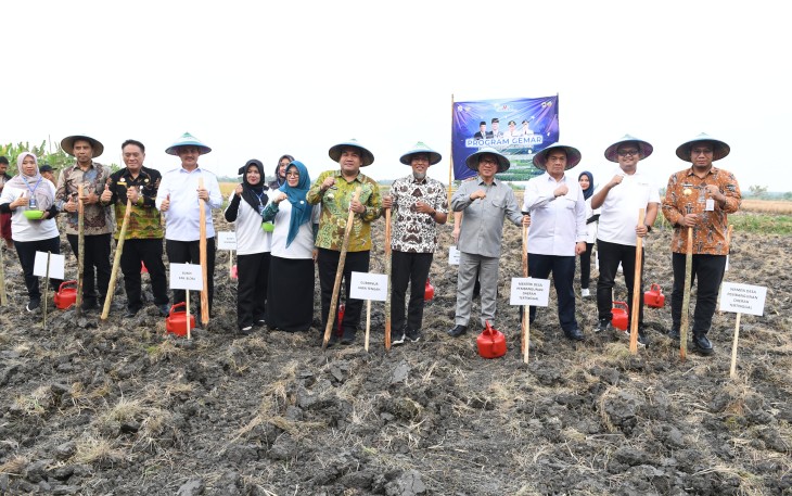 Di Blora Mendes Luncurkan GEMAR Gerakan Menanam Anti Rugi