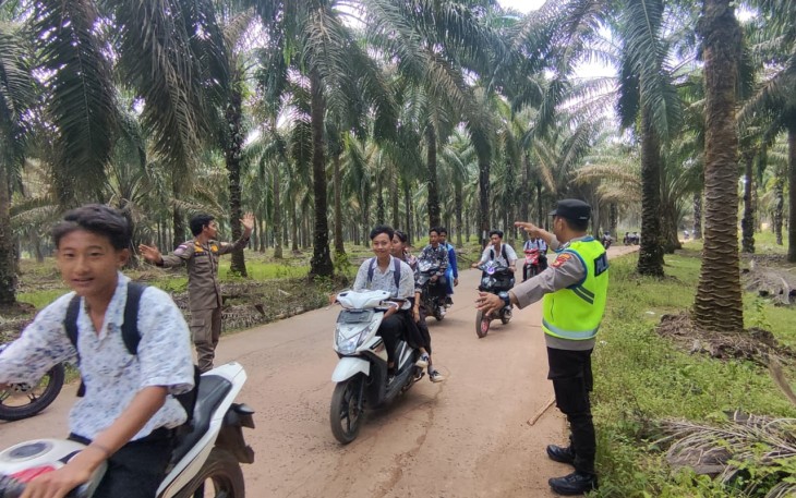 Polsek Belitang III Ciptakan Keamanan dan Keselamatan Bantu Pengawalan Anak Sekolah