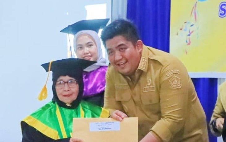 50 Lansia Diwisuda Oleh Bupati Bintan Roby Kurniawan SPWK 