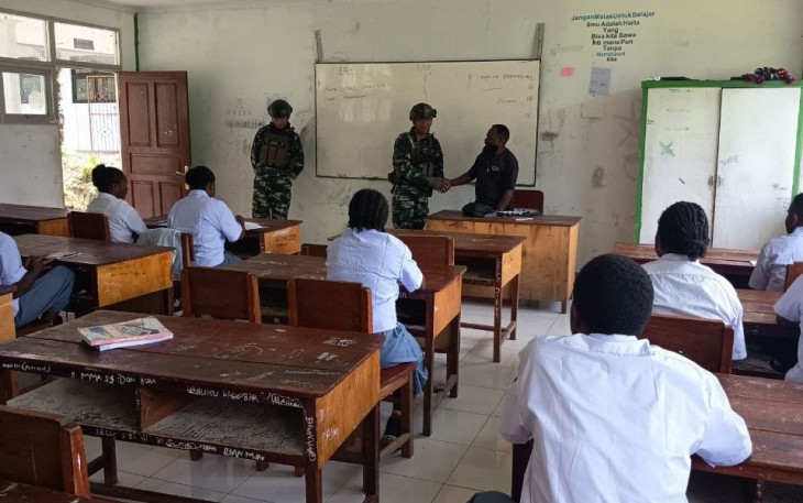 Satgas TNI Latih PBB Siswa SMA Negeri 1 Ilaga Jelang Lomba Gerak Jalan HUT RI ke-80