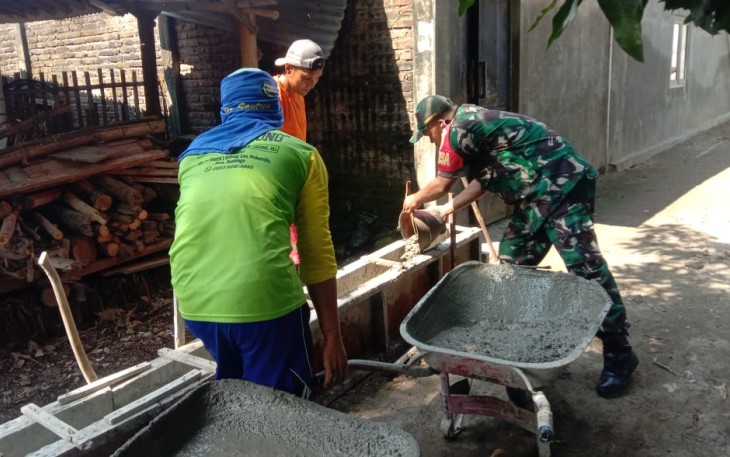 Babinsa Kodim Ponorogo Bantu Warga Bangun Rumah