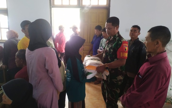 Babinsa Kawal Pembagian Bansos Beras