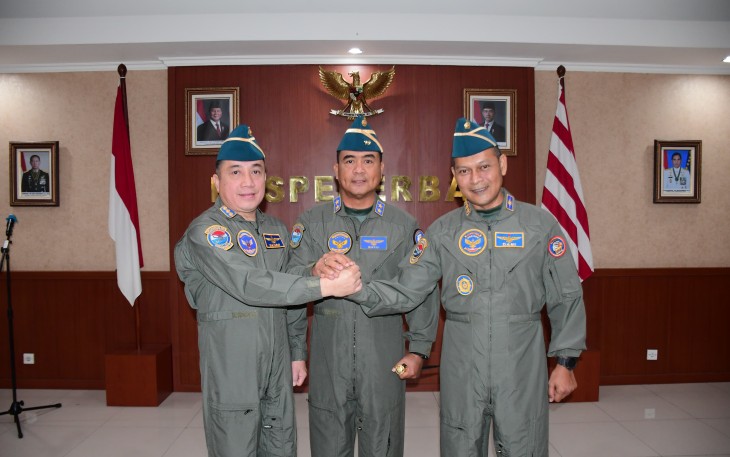 Komandan Pusat Penerbangan TNl Angkatan Laut (Danpuspenerbal), Laksamana Muda TNl Bayu Alisyahbana memimpin prosesi Serah Terima Jabatan (Sertijab) Direktur Personel (Dirpers) Puspenerbal yang digelar di Rupatama Gedung R. Kasenda, Mako Puspenerbal, Juanda pada Kamis (31/7/2025)