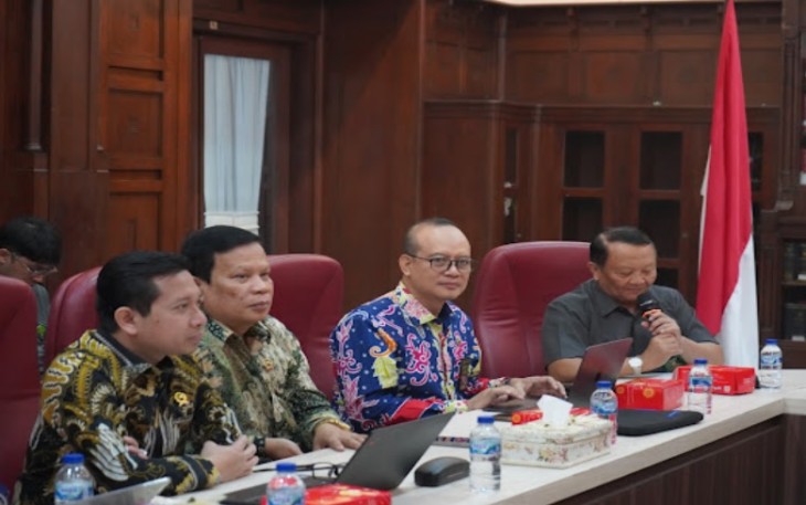 Ketua Pengadilan Tinggi Surabaya, H. Charis Mardiyanto, S.H., M.H. menerima kunjungan resmi tim peneliti dari Badan Strajak Diklat Kumdil MA RI, Rabu (30/7) di ruang rapat utama Pengadilan Tinggi Surabaya
