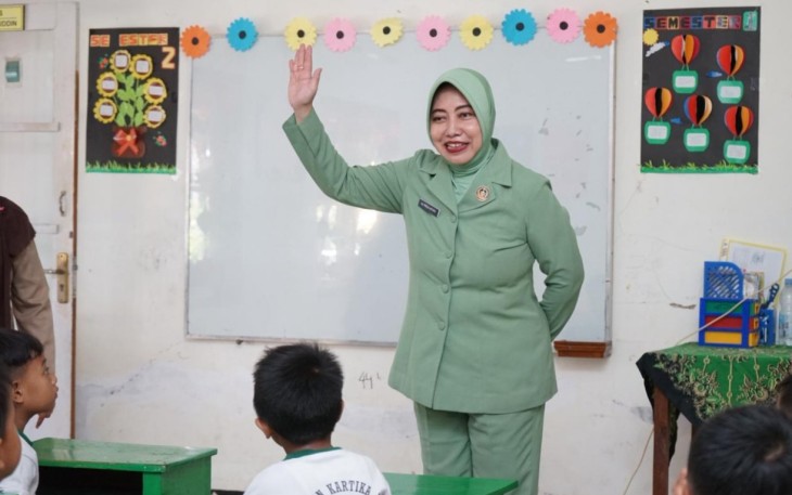 Ketua Persit KCK Koorcab Rem 081 Ny Frieda Untoro 