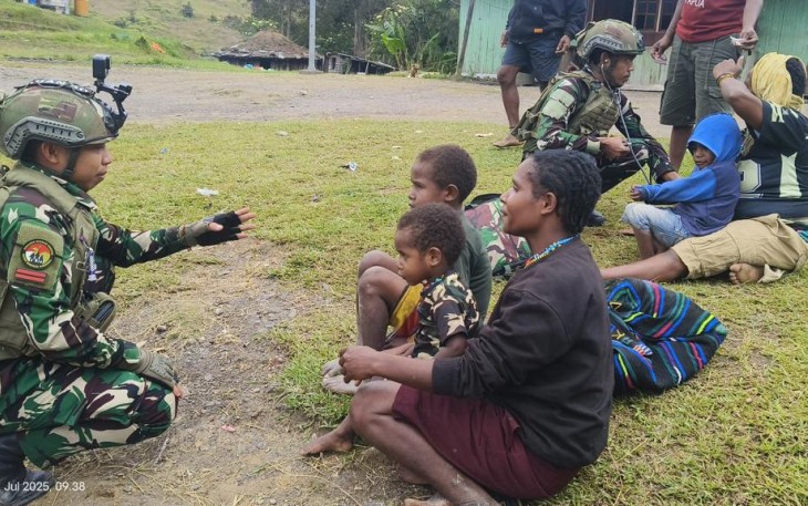 Satgas Yonif 700/WYC Anjangsana ke Kampung Gigobak