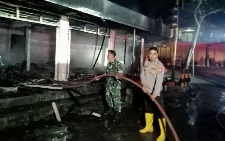 Dua Toko Terbakar TNI-Polri-Damkar Bergerak Cepat Padamkan Api