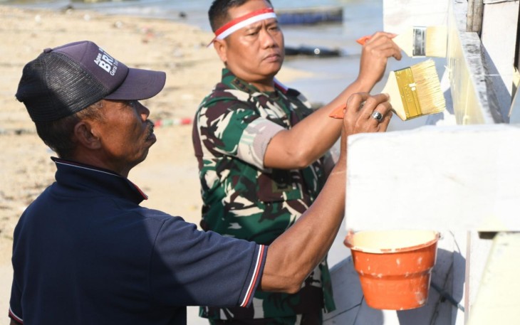 Danrem 083/Bdj Kolonel Inf Kohir saat mengecat perahu nelayan dalam aksi produktif di pantai Sendang Biru, Kabupaten Malang, Sabtu (2/8)