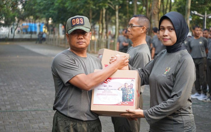 Danrem 083/Bdj Kolonel Inf Kohir saat memberikan tali asih, Selasa (5/8)