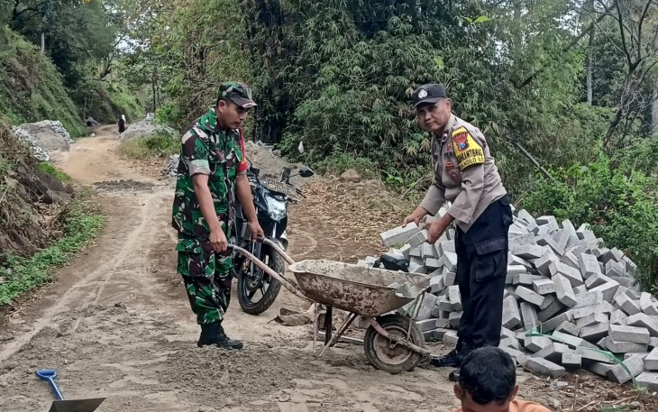 Babinsa Kodim Ponorogo Bantu Warga Pasang Paving