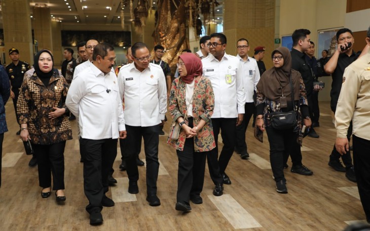 Menteri Pendayagunaan Aparatur Negara dan Reformasi Birokrasi (PANRB) Rini Widyantini bersama Menteri Imigrasi dan Pemasyarakatan Agus Andrianto meninjau langsung Layanan Keimigrasian di Bandara I Gusti Ngurah Rai, Selasa (5/8/2025)