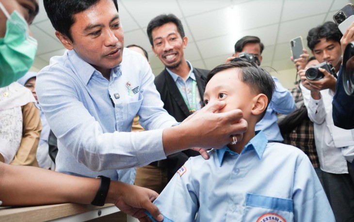 Wakil Menteri Kesehatan Prof. Dante Saksono Harbuwono meninjau langsung pelaksanaan Program CKG di SD Prestasi Global, Depok, Senin (4/8)