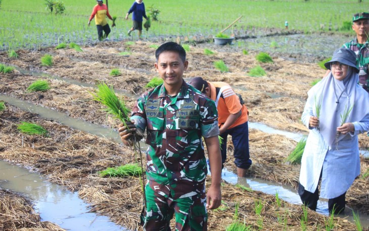 Dandim 0806/Trenggalek Menyatu dengan Petani