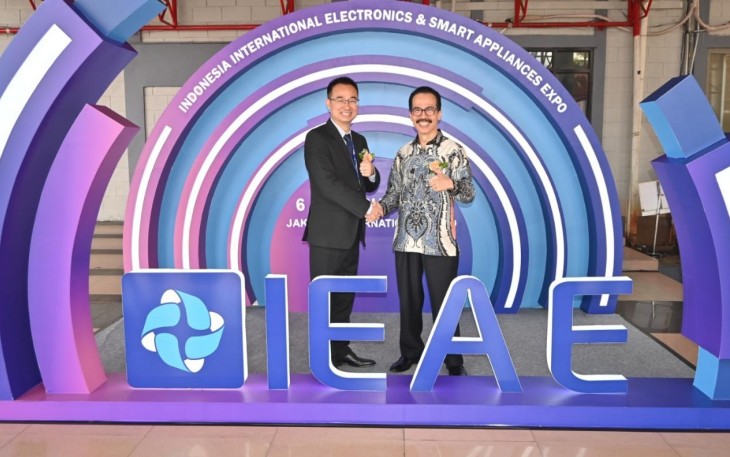 Wakil Presiden Chaoyu Expo Leo Mo bersama Ketua Umum DPP APTIKNAS Ir. Soegiharto Santoso, SH., pada kegiatan pameran IEAE 2025 di JI Expo Kemayoran Jakarta. (06/08/2025)