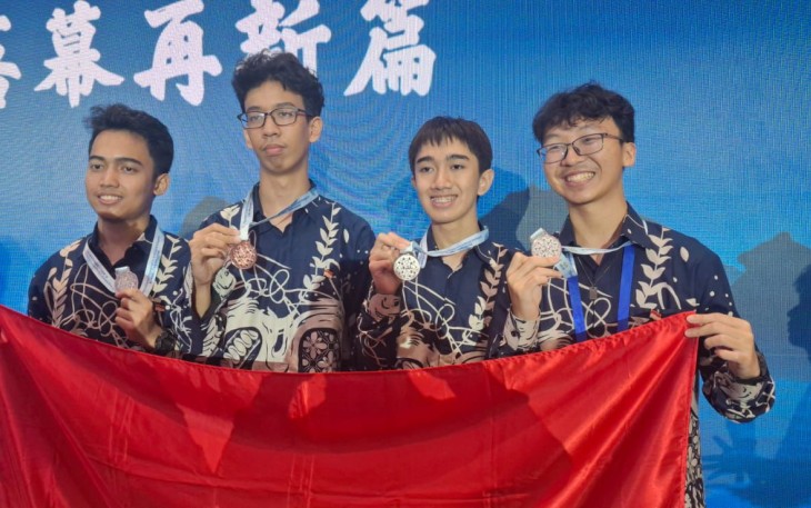 Empat siswa Indonesia menorehkan sejarah di ajang International Olympiad in Artificial Intelligence (IOAI) 2025 dengan memperoleh tiga medali Perak dan satu medali Perunggu. Olimpiade di bidang kecerdasan artifisial ini diselenggarakan di Beijing, China pada 2 s.d. 9 Agustus 2025