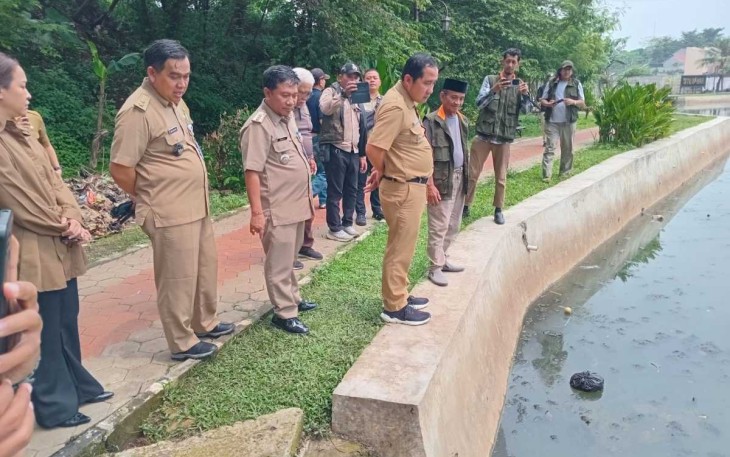Wakil Walikota Depok Chandra Rahmansyah saat meninjau Situ Bahar Cilodong, Senin (11/8)