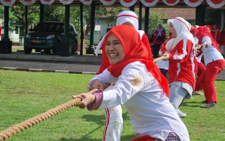 Lomba Tarik Tambang Semarak HUT Ke 80 Kemerdekaan RI