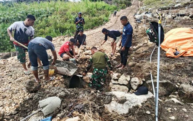 Pembuatan gorong-gorong di lokasi TMMD Kodim Enrekang 